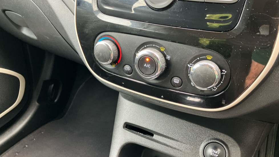 Renault Captur 0.9 TCE 90 Play 5dr Petrol Hatchback - Image 26