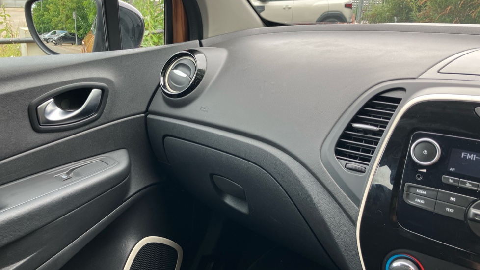 Renault Captur 0.9 TCE 90 Play 5dr Petrol Hatchback - Image 30