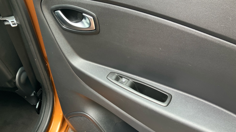 Renault Captur 0.9 TCE 90 Play 5dr Petrol Hatchback - Image 35