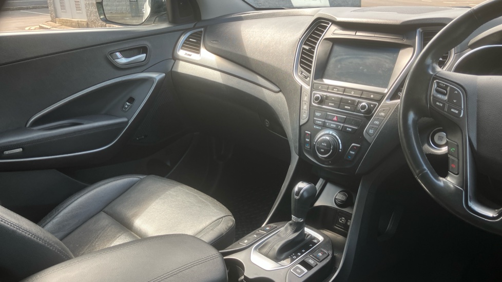 Hyundai SANTA FE 2.2 CRDi Blue Drive Premium SE 5dr Auto [7 Seats] Diesel Estate - Image 14