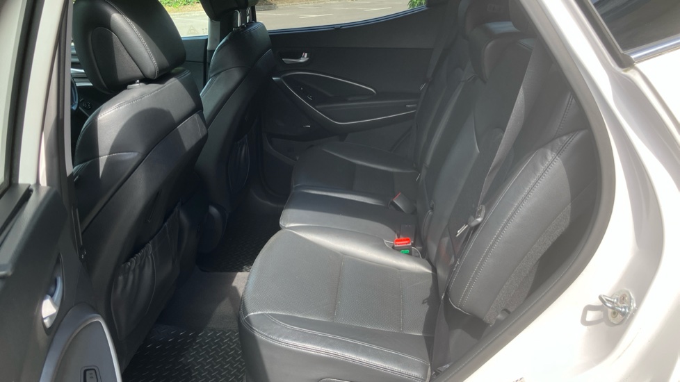 Hyundai SANTA FE 2.2 CRDi Blue Drive Premium SE 5dr Auto [7 Seats] Diesel Estate - Image 16