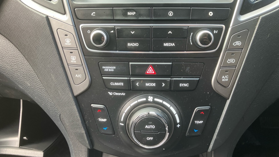 Hyundai SANTA FE 2.2 CRDi Blue Drive Premium SE 5dr Auto [7 Seats] Diesel Estate - Image 30