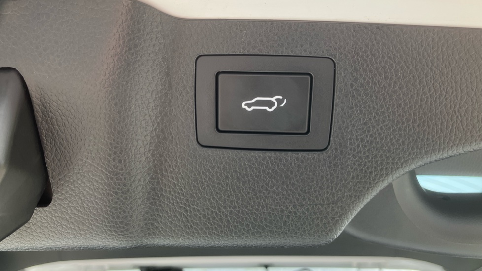 Hyundai SANTA FE 2.2 CRDi Blue Drive Premium SE 5dr Auto [7 Seats] Diesel Estate - Image 48