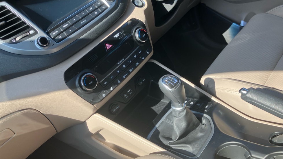 Hyundai TUCSON 2.0 CRDi Premium SE 5dr Diesel Estate - Image 13