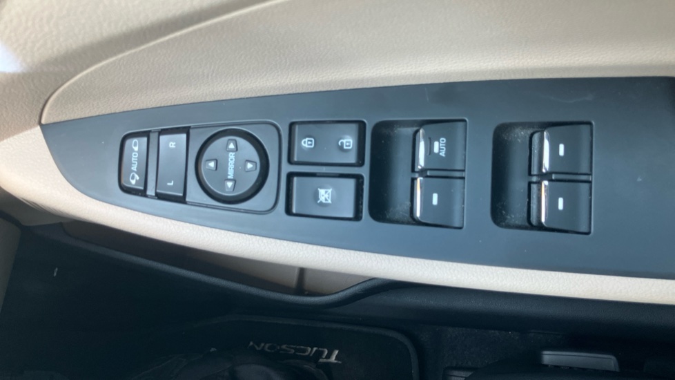 Hyundai TUCSON 2.0 CRDi Premium SE 5dr Diesel Estate - Image 35