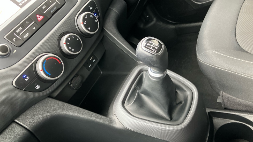 Hyundai i10 1.0 Play 5dr Petrol Hatchback - Image 13