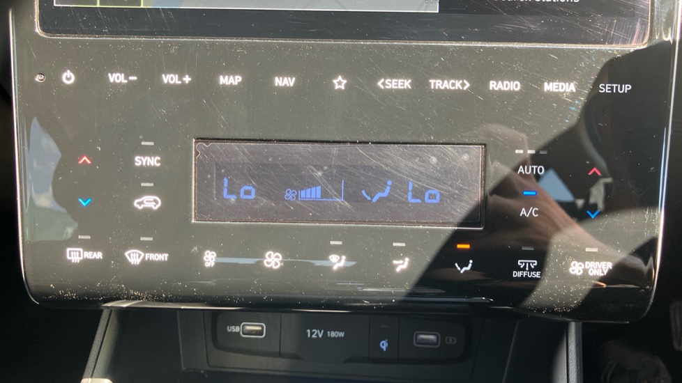 Hyundai TUCSON 1.6 TGDi Plug-in Hybrid Premium 5dr 4WD Auto Estate - Image 28
