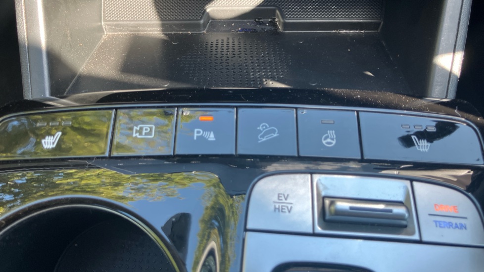 Hyundai TUCSON 1.6 TGDi Plug-in Hybrid Premium 5dr 4WD Auto Estate - Image 30