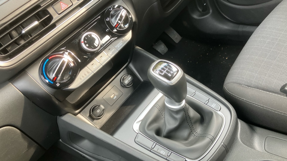 Hyundai KONA 1.0 TGDi 48V MHEV SE Connect 5dr Petrol Hatchback - Image 13