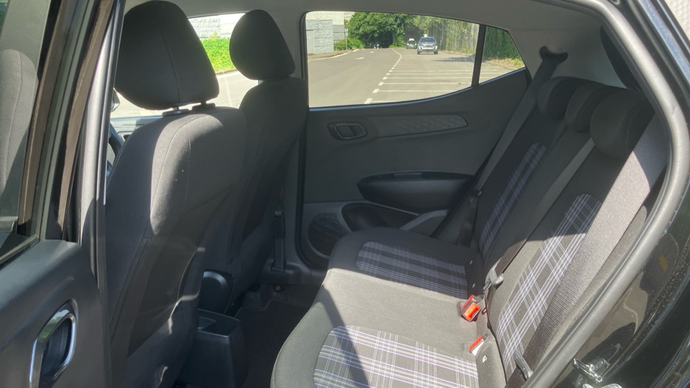 Hyundai i10 1.2 [79] Premium 5dr Auto [Nav] Petrol Hatchback - Image 16