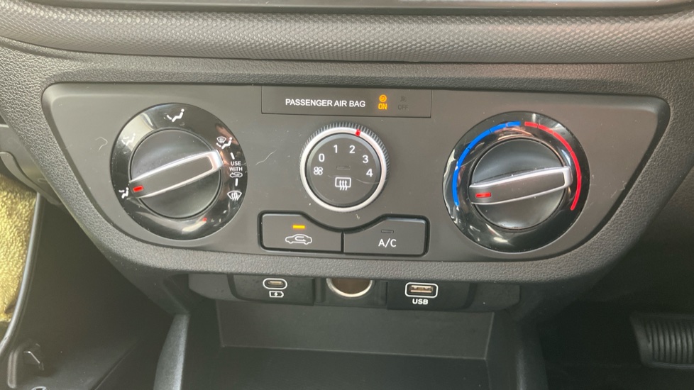 Hyundai i10 1.2 [79] Advance 5dr Auto [Nav] Petrol Hatchback - Image 27
