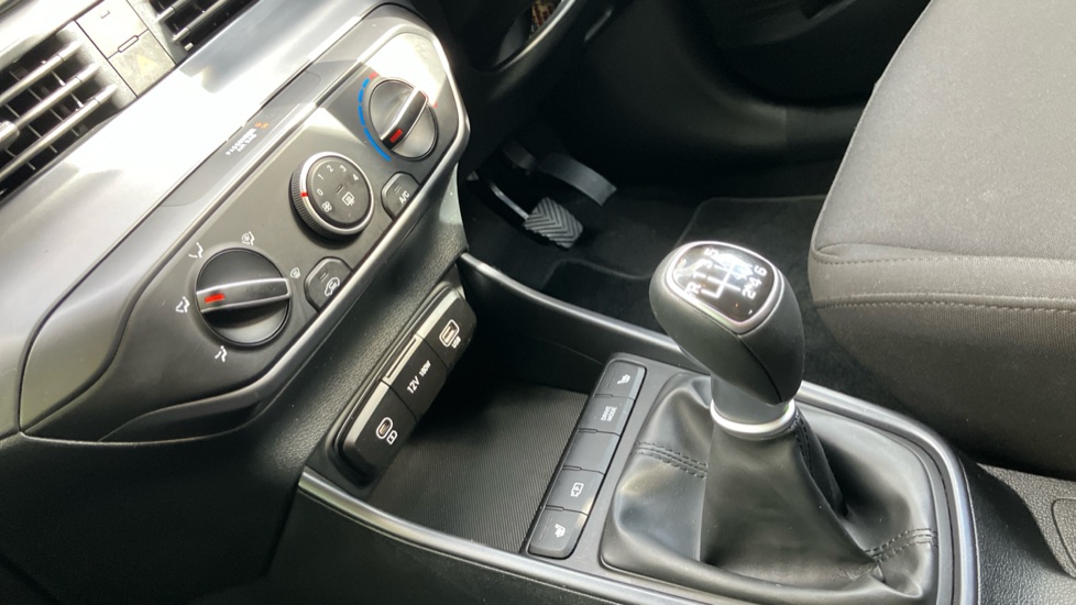 Hyundai i20 1.0T GDi 90 Black Line 5dr Petrol Hatchback - Image 13