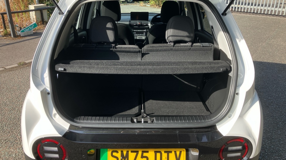 Hyundai INSTER 85kW 02 49kWh 5dr Auto Electric Hatchback - Image 4