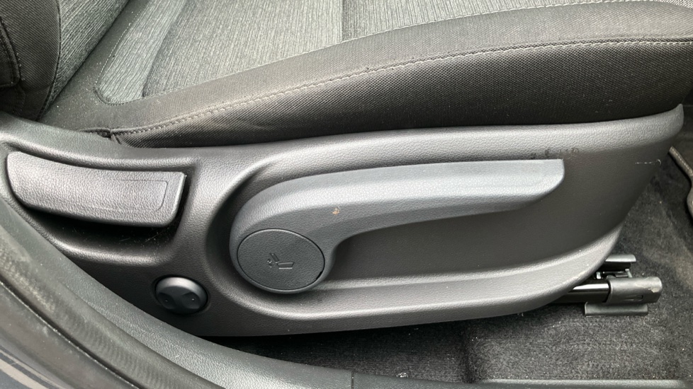 Hyundai KONA 100kW Premium 39kWh 5dr Auto Electric Hatchback - Image 39