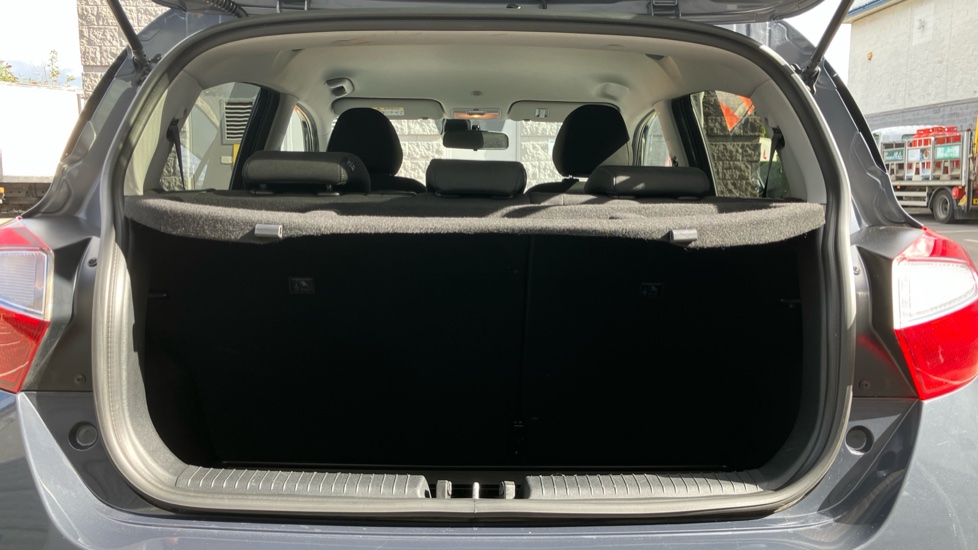 Hyundai i10 1.2 MPi Premium 5dr Petrol Hatchback - Image 4