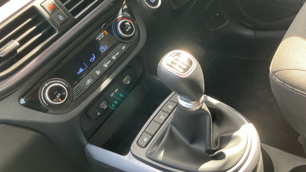 Hyundai i10 1.2 MPi Premium 5dr Petrol Hatchback - Image 13