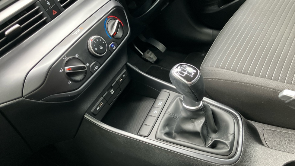 Hyundai i20 1.0T GDi Element 5dr Petrol Hatchback - Image 13