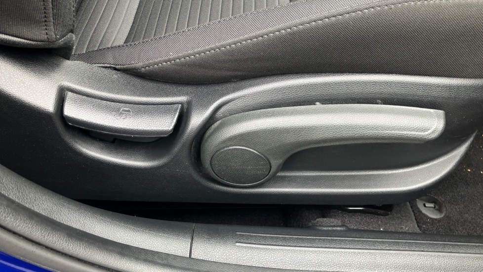 Hyundai i20 1.0T GDi Element 5dr Petrol Hatchback - Image 38