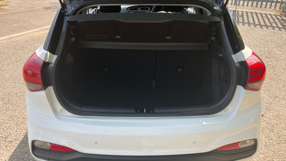 Hyundai i20 1.2 MPi Play 5dr Petrol Hatchback - Image 4