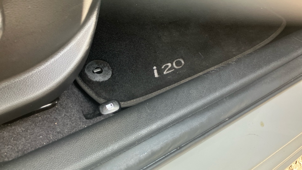 Hyundai i20 1.2 MPi Play 5dr Petrol Hatchback - Image 39