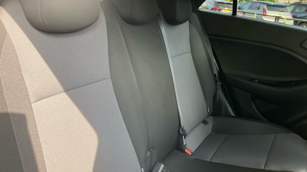 Hyundai i20 1.2 MPi Play 5dr Petrol Hatchback - Image 42