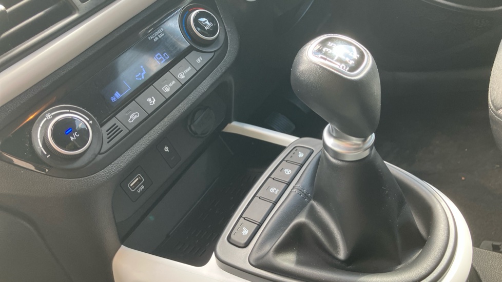 Hyundai i10 1.0 MPi Premium 5dr Petrol Hatchback - Image 13