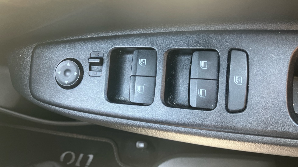 Hyundai i10 1.0 MPi Premium 5dr Petrol Hatchback - Image 33