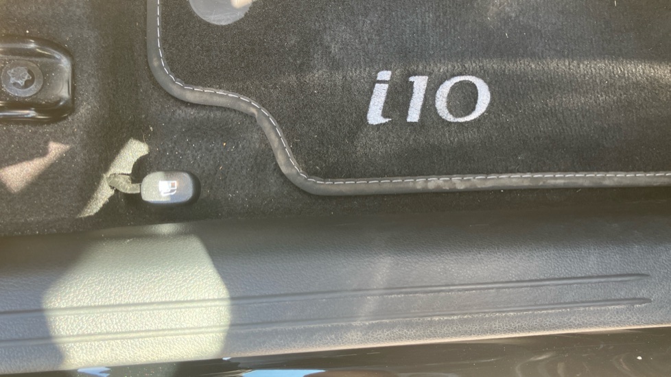 Hyundai i10 1.0 MPi Premium 5dr Petrol Hatchback - Image 34