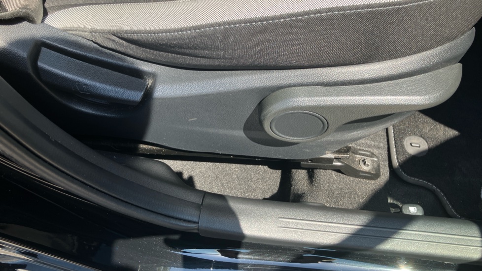Hyundai i10 1.0 MPi Premium 5dr Petrol Hatchback - Image 35