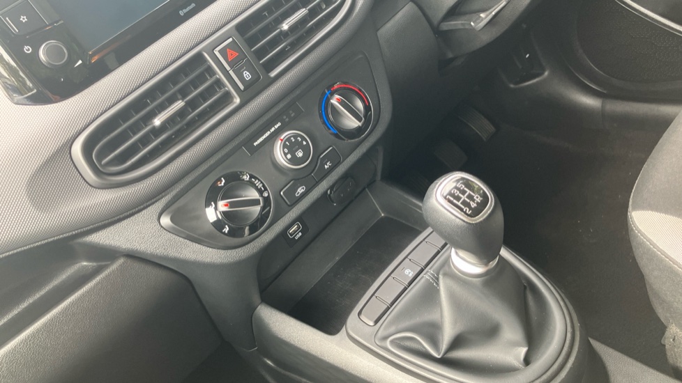 Hyundai i10 1.2 MPi SE Connect 5dr Petrol Hatchback - Image 13