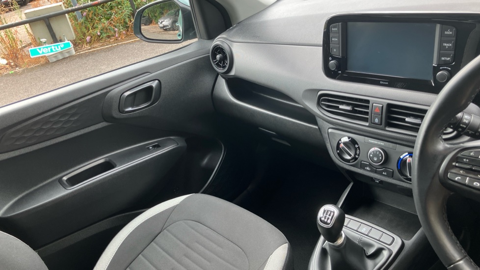 Hyundai i10 1.2 MPi SE Connect 5dr Petrol Hatchback - Image 14
