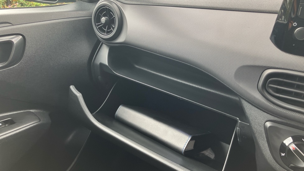 Hyundai i10 1.2 MPi SE Connect 5dr Petrol Hatchback - Image 31