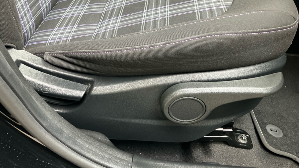 Hyundai i10 1.2 MPi Premium 5dr Auto Petrol Hatchback - Image 38