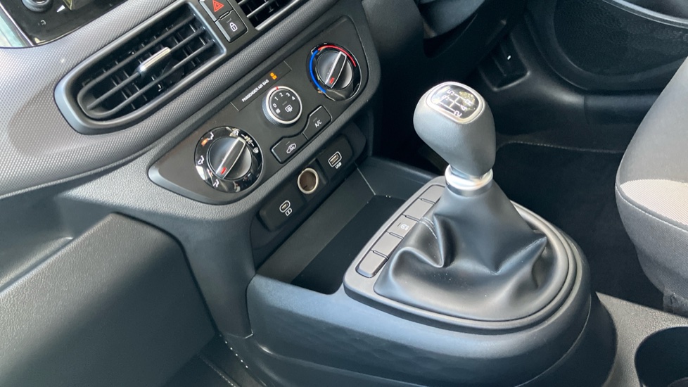 Hyundai i10 1.0 [63] Advance 5dr [Nav] Petrol Hatchback - Image 13