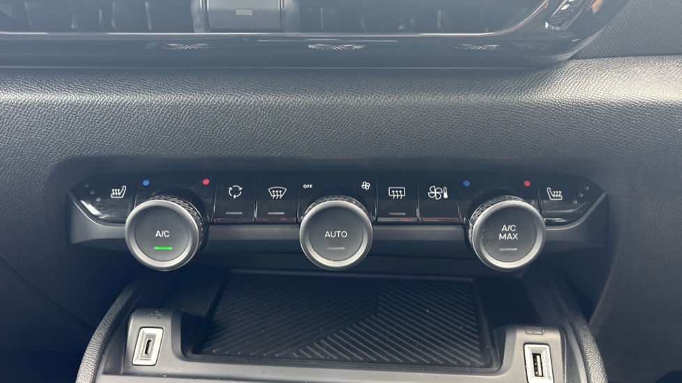 Citroen C4 1.2 PureTech [130] Max 5dr Auto Petrol Hatchback - Image 35