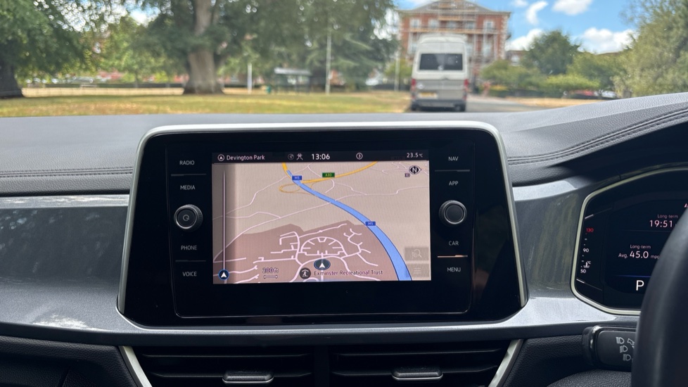 Volkswagen T-Roc 1.5 TSI Style 5dr DSG Petrol Hatchback - Image 29
