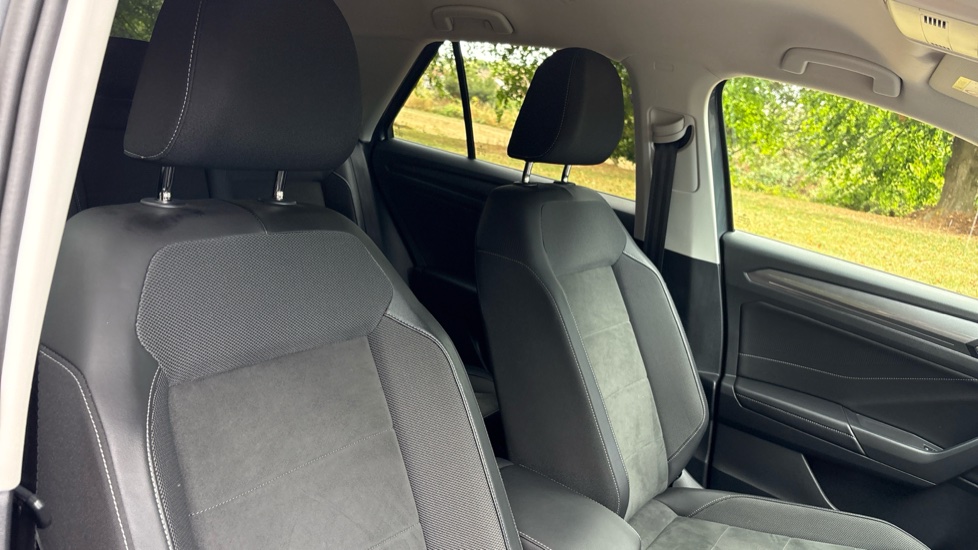 Volkswagen T-Roc 1.5 TSI Style 5dr DSG Petrol Hatchback - Image 44