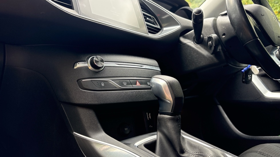 Peugeot 308 1.6 BlueHDi 120 Allure 5dr EAT6 Diesel Estate - Image 13