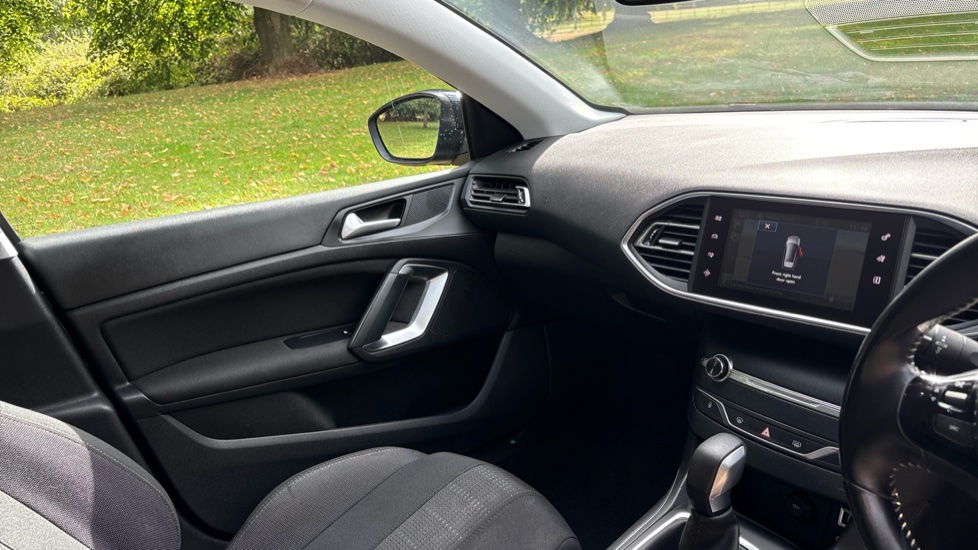 Peugeot 308 1.6 BlueHDi 120 Allure 5dr EAT6 Diesel Estate - Image 14