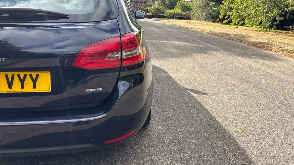 Peugeot 308 1.6 BlueHDi 120 Allure 5dr EAT6 Diesel Estate - Image 27