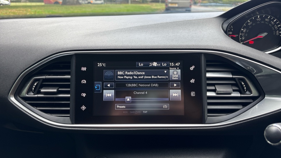 Peugeot 308 1.6 BlueHDi 120 Allure 5dr EAT6 Diesel Estate - Image 29