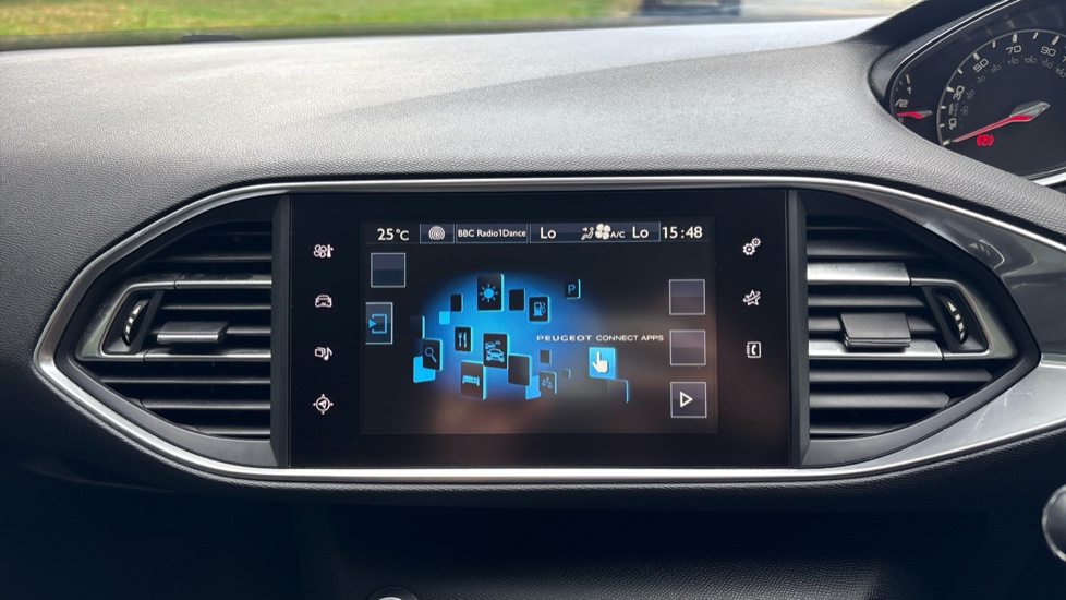 Peugeot 308 1.6 BlueHDi 120 Allure 5dr EAT6 Diesel Estate - Image 32