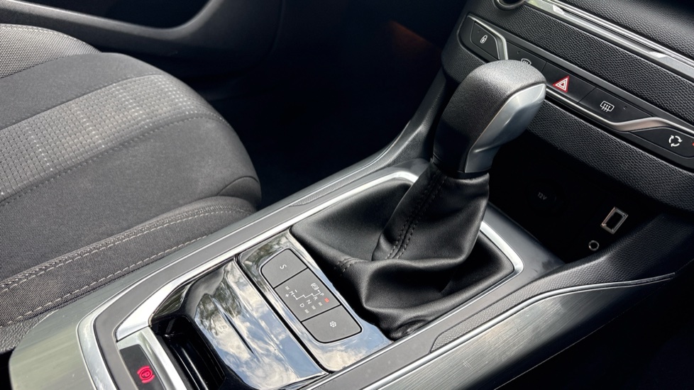 Peugeot 308 1.6 BlueHDi 120 Allure 5dr EAT6 Diesel Estate - Image 34