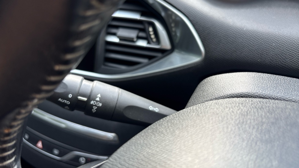 Peugeot 308 1.6 BlueHDi 120 Allure 5dr EAT6 Diesel Estate - Image 38