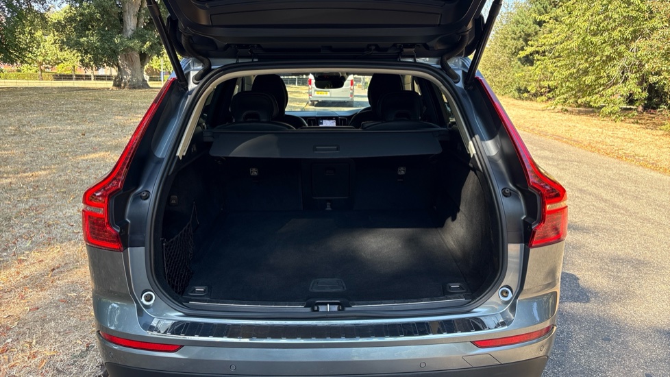 Volvo XC60 2.0 B4D Momentum 5dr Geartronic Diesel Estate - Image 4