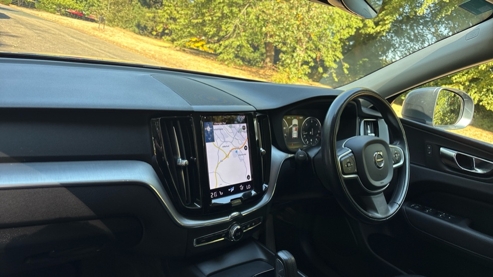 Volvo XC60 2.0 B4D Momentum 5dr Geartronic Diesel Estate - Image 9