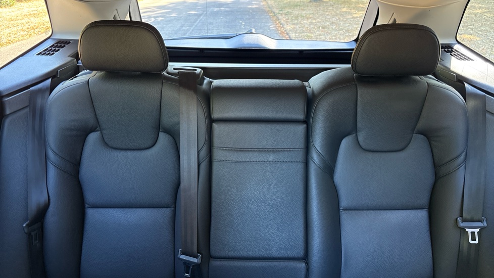 Volvo XC60 2.0 B4D Momentum 5dr Geartronic Diesel Estate - Image 15