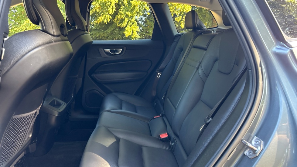 Volvo XC60 2.0 B4D Momentum 5dr Geartronic Diesel Estate - Image 16