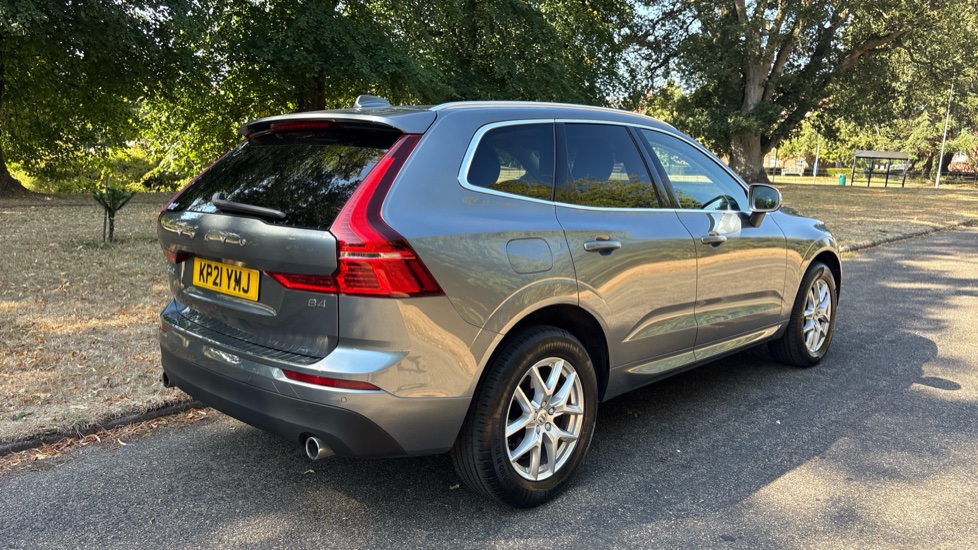 Volvo XC60 2.0 B4D Momentum 5dr Geartronic Diesel Estate - Image 27