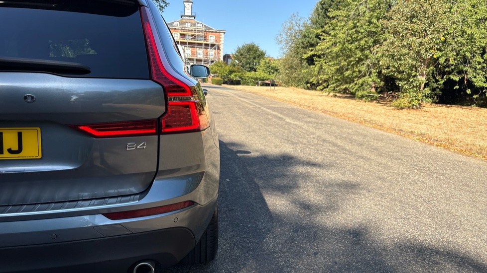 Volvo XC60 2.0 B4D Momentum 5dr Geartronic Diesel Estate - Image 28